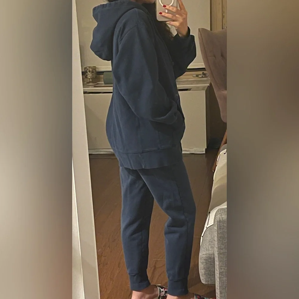 Aritzia Dark Blue zip sweater - Picture 3 of 16